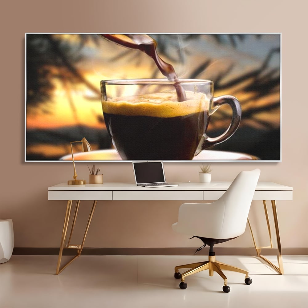 Tablou canvas cu tablou canvas cu ceasca de espresso, in rama de aluminiu argintiu, pe perete intr-un birou
